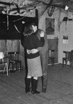 845220 Afbeelding van een danspaar tijdens een klassenavond op de IVO-school P.F. van Overbeekeschool (Barnsteenlaan 6) ...